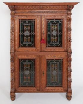 Mechlská dubová skříňka s vitrážemi